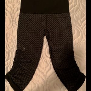 Lululemon athletica crops dark grey /black size 4
